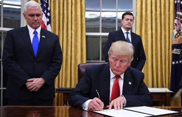 In first executive order, Trump tells agencies to ease ObamaCare burden