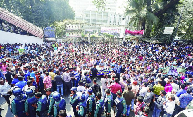Thousands protest jailing of Bangladesh opposition leader : Arab News